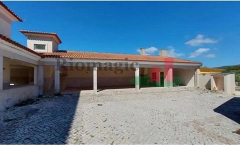 Vrijstaand huis met zwembad T6 Gelegen in Turquel, gemeente Alcobaça op slechts 2 minuten rijden van het centrum van Turquel. Composiet (2 verdiepingen): hal, woonkamer, 6 slaapkamers, keuken, berging, 3 wc's, zwembad en patio. Dicht bij Handel, Dien...
