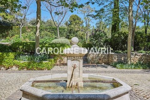 EXCLUSIVITY lovely property in the commune of Saint-Marc-Jaumegarde, 5 minutes from Aix-en-Provence. The main house of 500m2, facing south, sits in a dominant position facing the Sainte Victoire on a park of 8000m2 divinely landscaped. The main house...