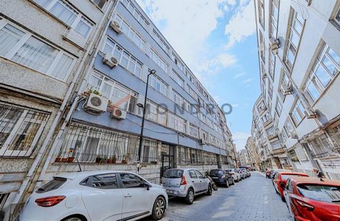 El apartamento en venta se encuentra en Besiktas. Besiktas es un distrito situado en el lado europeo de Estambul. Es uno de los distritos más antiguos y densamente poblados de Estambul. La zona se encuentra entre el Cuerno de Oro y el Bósforo, lo que...