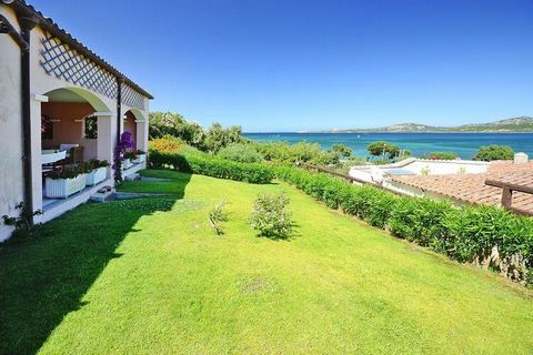 Beautiful 4-star resort just a few steps from the Cannigione beach. Located in the north-east of the island, in the Gallura and Costa Smeralda areas. Elegant squares, a private garden and natural walls between the houses are just some of the architec...