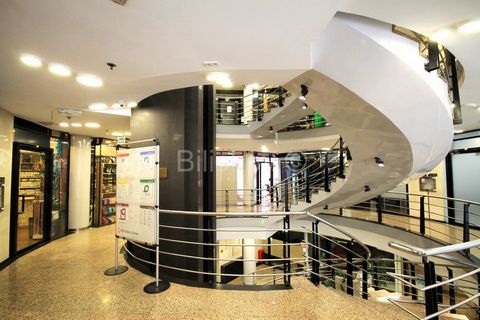 www.biliskov.com  ID: 13672 Donji Grad, Jurišićeva Gewerbefläche von 49,30 m2 im 1. Stock des in den 1990er Jahren erbauten Gebäudes „Rotonda“. Das Gebäude verfügt über einen Aufzug. Der Raum besteht aus einem Zimmer, Bad und WC. Es wurde teilweise i...