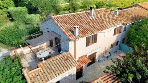 Discreet sale, surrounded by vineyards in the stunning area of Cassis, wonderful stone Mas property full of potential. Set in 1500 m2 of land looking out over the vines, this vast farmhouse property boasts 370 m2 of living space including 11 bedrooms...