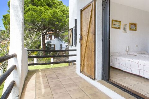Dit vakantiehuis heeft 3 slaapkamers en is geschikt voor 6 personen, dit is ideaal voor gezinnen met kinderen. Het is gelegen aan de Costa Brava en bevindt zich op 6 km van Lloret de Mar. Het huis bestaat uit 2 verdiepingen en beschikt over een zwemb...