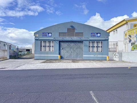 Located in the municipality of Lagoa, parish of Atalhada, I present the Hardware Sharpening and Metalworking Workshop center consisting of refetory, and two bathroomsBuilding on Property. Total with Floors or Divisions. Susceptible. of Use. Independe...