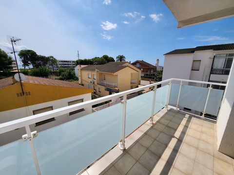 We have a fantastic apartment whose location is unimaginable, 2 minutes walk to the fantastic sand and beaches of Creixell sea. It is a corner apartment with three bedrooms, all of them doubles with their own terraces, main terrace of 15 m2 facing so...