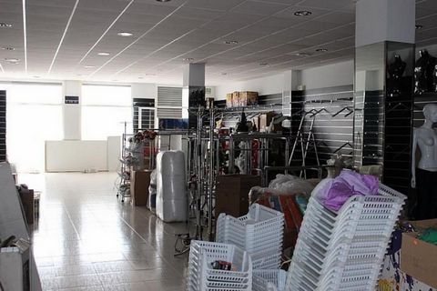Local Super 160 m2, large windows, with many possibilities for future business. Ideal as a restaurant, hairdresser, shop or classroom review.Very central and airy, the place has water, electricity, venting and a broad service. Price.