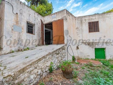 Ideal business premisesis to reform with a very accessible and convenient location just off the main road at the entrance to the village of Archez. It has a surface area of ​​181m2 and although it does not currently have an electrical connection, the...