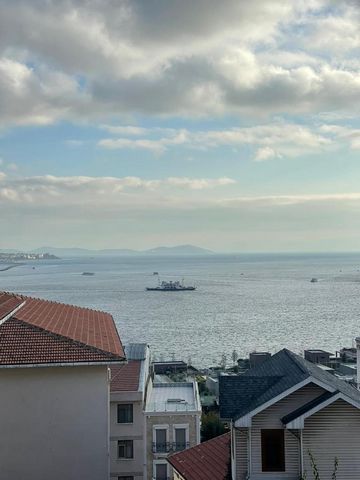 Denna fantastiska lägenhet med utsikt över Bosporen ligger i Cihangir - Taksim-området i Istanbul Alla rum vetter mot havet och grönområdet Utsikten över Bosporen kan inte stängas Hiss Bilparkering Lägenheten har en jordbävningssensor Lägenheten vett...