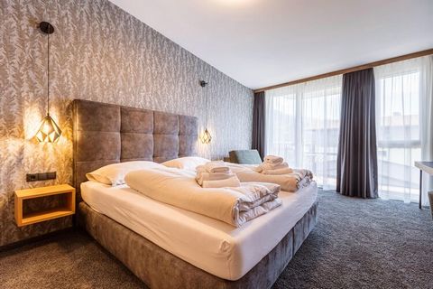 Luksusowy apartament wakacyjny, wykończony wysokiej jakości naturalnymi materiałami, składa się z przestronnego salonu z w pełni wyposażonym aneksem kuchennym, sypialni z wygodnym łóżkiem małżeńskim, sypialni z łóżkiem małżeńskim lub łóżkiem piętrowy...