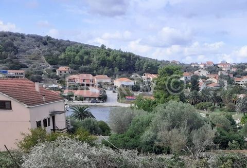 Korčula, Vela Luka, building plot of 981m2, which consists of two connected parcels of 490m2 and 491m2. It is located in the center of Vela Luka, 70 m from the sea, on a cascading terrain and it is possible to build two buildings. The approach to the...
