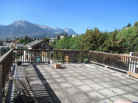 Appartement à vendre à Guillestre dans les Hautes-Alpes (05), PRIX EN BAISSE EN EXCLUSIVITE Appartement T3 de 40 m² avec terrasse de 46 m² idéalement situé Résidence 