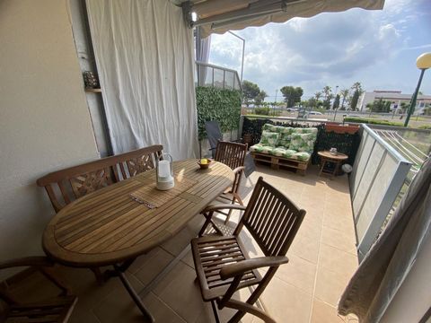 Appartement met uitzicht op zee op 150 meter van het strand, aan het strand van Alcanar, Costa Dorada, Tarragona. Het heeft 2 slaapkamers met kasten, 2 badkamers, een aparte keuken met uitzicht op de bergen en een grote woonkamer met toegang tot het ...