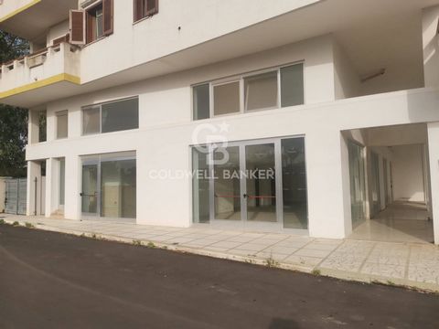 GALATINA - CONTRADA GUIDANO - Multi-purpose commercial premises with large size In a strategic area of Galatina, in Contrada Guidano, there is a commercial space of considerable size, which stands out for its versatility and brightness. With 255 squa...