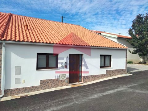 T3+1 single storey house, self sustainable with three bedrooms, one of them en suite. Kitchen and living room in open space with 33m2. Attic with 104 m2, with ceiling height that allows movement throughout the area. With electrical installation and p...