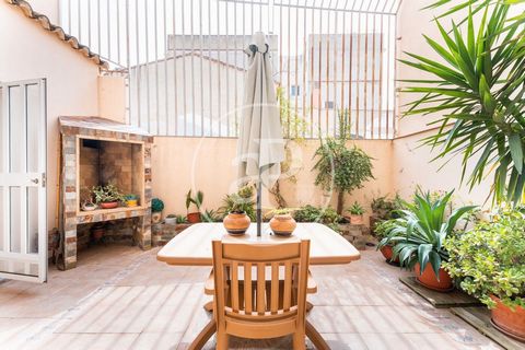 413 sqm furnished house with a 40sqm Terrace and views in Albal.The property has 3 bedrooms, 2 bathrooms, 6 parking spaces, air conditioning, fitted wardrobes, garden and heating. Ref. VV2304003 Features: - Air Conditioning - Terrace - Garden - Furni...
