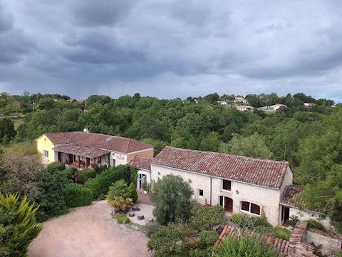 46000 Cahors op 10 minuten afstand. Mooi stenen pand met veel mogelijkheden (ongewone accommodaties,...), ongeveer 385 m², zwembad op 2 hectare grond. Hoofdhuis van 113 m² met overdekt terras: Ingerichte keuken open naar woonkamer 47 m² Slaapkamer en...