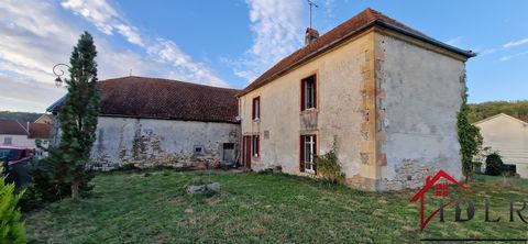 Entdecken Sie den rustikalen Charme dieses charaktervollen Hauses im ruhigen Dorf Velles, in der Nähe der Haute Saône. Ideal für Liebhaber von Ruhe und Renovierung, bietet diese Immobilie ein einzigartiges Potenzial, das Haus Ihrer Träume zu schaffen...
