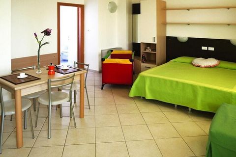 Piękno Toskanii odzwierciedla się w tym komfortowym domu wakacyjnym. Zieleń drzew oliwnych i żółć słońca charakteryzują krajobraz i zapraszają do domu wakacyjnego. Twój komfortowo urządzony apartament, czasami na dwóch piętrach (dla pięciu osób), jes...