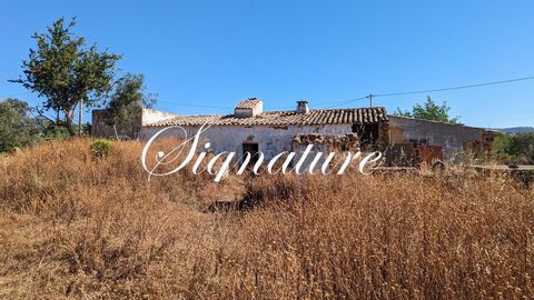 Dans la campagne pittoresque entre Estoi et Olhã£o, se trouve un beau terrain accompagné d’une charmante maison ancienne de 127m2. Cette propriété, nichée dans un quartier très calme et tranquille, offre une évasion parfaite de l’agitation de la vie ...