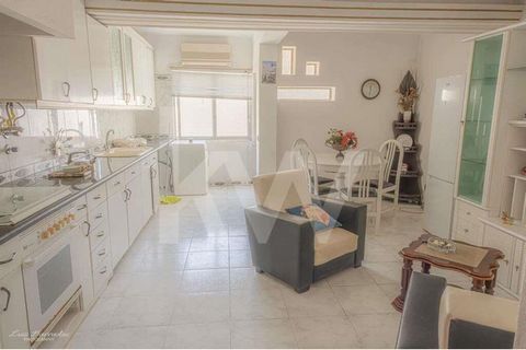 Urban Building in downtown Portimão composed of 2 apartments and 2 commercial shops with independent use;- One apartment  with 3 divisions, kitchen and bathroom;- A comercial shop with 1 room, storage room and toilet;- One apartment with 4 rooms, kit...