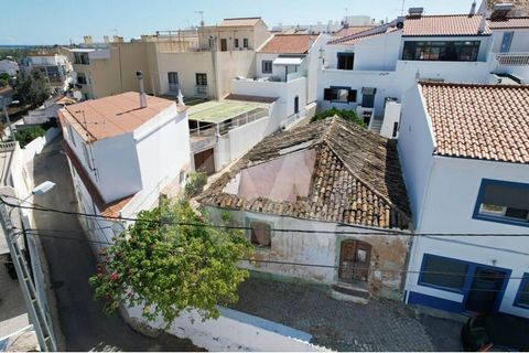 House in ruins for reconstruction, with an approved project in Alcantarilha. Ruined house, for total reconstruction, located in the center of Alcantarilha, with an approved project for the construction of a T2 house, with 2 bedrooms, of which 1 is en...