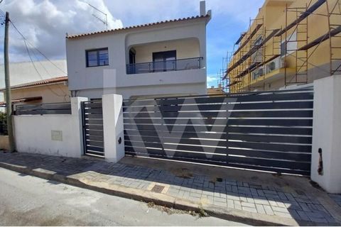 Maison jumelée à Quinta do Bonfim, Foros de Amora entièrement rénovéeBienvenue dans votre prochaine maison ! Cette maison jumelée de 2 étages, avec patio et annexe, est située dans la paisible Quinta do Bonfim, à Foros de Amora. Bien qu'elle soit act...