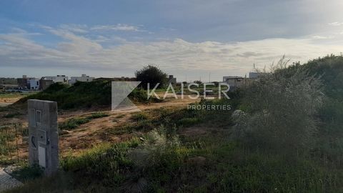 Terrain de 937 m² permettant la construction d'une villa de 4 chambres avec piscine, réception ou restaurant dans un quartier résidentiel calme, inséré dans le développement urbain. Ce terrain est très central, à une courte distance du parc Zoomarine...