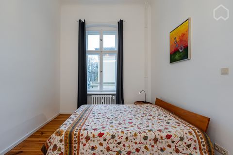 The apartment is bright and quiet. High ceilings create an airy atmosphere. The view of the garden is beautiful at any time of year. The apartment is fully furnished (incl. internet connection, cable, WLAN, TV, music system). The living room and bedr...