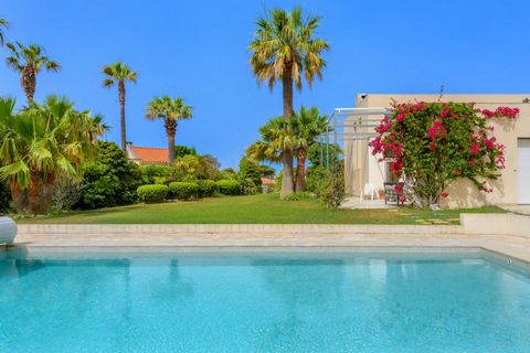 Discover this charming bright and airy villa with approximately 163 m2 of living space, situated on a beautifully landscaped plot of 1480m2 adorned with palm trees, terraces and an inviting pool. This well appointed property offers a perfect blend of...