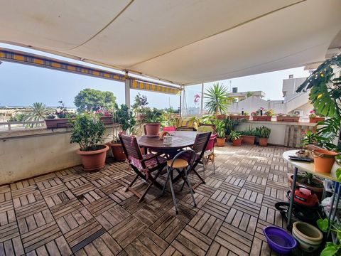 This spacious apartment located in the area of El Coll d´en Rabassa is an excellent opportunity for those seeking comfort and space near the beach. With a built area of ​​101 m² and an impressive terrace of 165 m², this property offers a spacious env...