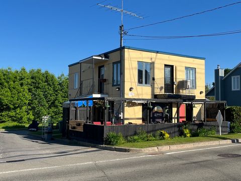 Bâtisse commerciale et résidentielle avec un 2e terrain adjacent, vous offrant plusieurs possibilités! Restaurants au rez-de-chaussée et appartement résidentiel à l'étage. Aucun voisin arrière. Immense stationnement. En plein coeur de Saint-Ferréol. ...