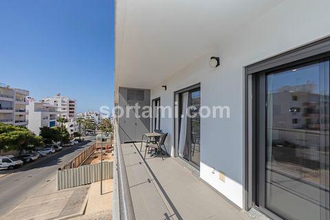 Fantastisches Apartment mit einem Schlafzimmer, 500 Meter vom Strand entfernt in Quarteira! Dieses wunderbare Anwesen, praktisch neu, besteht aus einem offenen Wohnzimmer, einer ausgestatteten Küche, einem Schlafzimmer, einem Badezimmer und einem Bal...