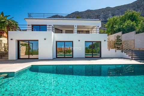 Discover your dream home in this luxurious, modern detached house for sale, nestled in the prestigious El Montgó area of Dénia. This new build property boasts a generous 290m2 of useful living space, 370m2 of total built area, and is situated on a 79...