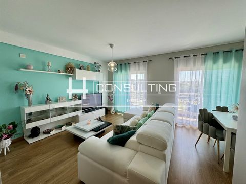 Appartamento con 3 camere da letto Laranjeiro e Feijó   Descrizione: Entrando, si viene accolti da un ingresso principale che conduce al soggiorno con balcone e una zona pranzo, alla cucina attrezzata con accesso a un balcone e all´area privata dove ...