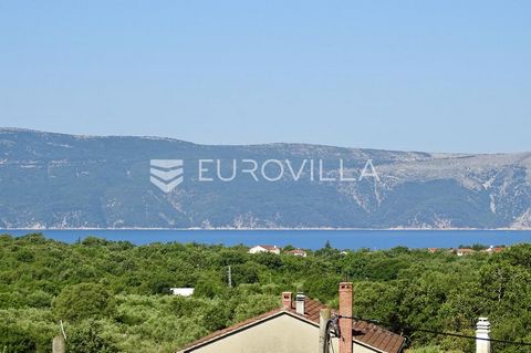 Krk, Skrbčići: A three-bedroom apartment with a net usable area of 119.63 m² is for sale, featuring a living room and a large terrace offering an impressive panoramic sea view. The apartment comprises three bedrooms, two bathrooms, a study room, spac...