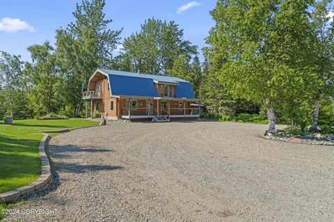 La quintessence de la maison de l’Alaska : une construction en rondins d’excellente qualité, plusieurs dépendances dont un sauna, une salle d’équipement et une cuisine de transformation/mise en conserve, ainsi qu’une étable à chevaux en rondins de 4 ...