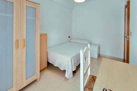 Verblijf in dit geweldige vakantieappartement aan het strand van de stad Almeria. Het is een licht appartement met drie onafhankelijke kamers, een badkamer, een toilet, een eetkamer met een open keuken en een balkon. Dit appartement is ideaal voor fa...