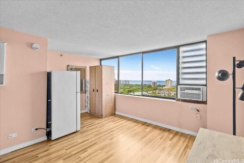 Preferred ocean view studio unit in the Hawaiian Monarch, a condo eligible for short-term rental with low maintenance fees. Guests and residents enjoy a wide range of amenities, including a resort-style pool, hot tub, BBQ grills, picnic area, fitness...