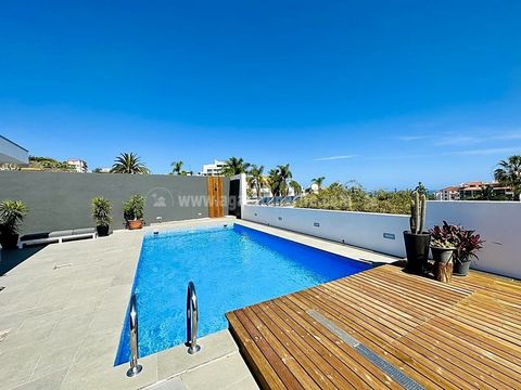 Moderne einstöckige Villa mit großen Terrassen, Swimmingpool, Whirlpool mit Chill-out-Bereich, Sauna mit Dusche und kleinem Grundstück zum Bepflanzen. Diese wunderschöne Villa befindet sich in einer privilegierten Urbanisation von Puerto de la Cruz, ...