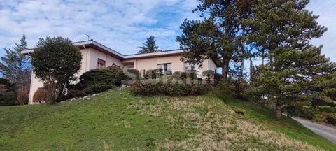 Ref 68582FL: In a quiet and residential area, with a panoramic view of Fourvière and the Alps, we offer you a property on landscaped land of approximately 2290 M2. This large architect-designed villa has a large reception hall allowing us to discover...