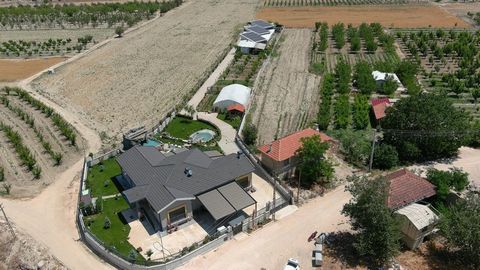 Villa privada en Antalya, Korkuteli, Yazır Village Situada en el pueblo de Korkuteli Yazır, esta mansión de lujo ofrece una gran sala de estar con tres dormitorios y una sala de estar. Las comodidades modernas incluyen características como tres baños...