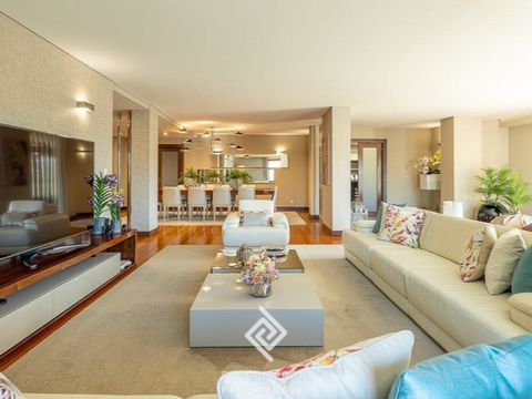 Luxe appartement met 4 slaapkamers op 2 minuten van de exclusieve Marina do Freixo en 5 minuten van het centrum van Porto, met een spectaculair uitzicht op de rivier de Douro en een luxe en comfortabele levensstijl met diverse voorzieningen in de buu...