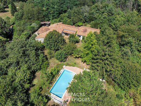 Intimate is the adjective that best characterizes him. In the heart of the Périgord Noir, 5 minutes from the city center of Sarlat la Belle, it is there, nestled in a hectare of haven of peace, in the middle of beautiful vegetation where the atmosphe...