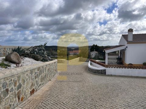 Come discover this magnificent property at Monte da Boa Vista, located in the picturesque village of Redondo, offering the best of Alentejo. Built in 2010, this home boasts all the amenities to enjoy the Alentejo landscape, including an outdoor and i...