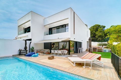 Deze elegante villa maakt deel uit van een gesloten residentie in Moraira. Het heeft een bevoorrechte ligging, want de zee is op loopafstand en het centrum van Moraira is ook heel dichtbij. Het is toegankelijk via een automatische poort en heeft 2 pa...