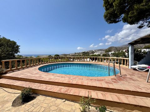 Une véritable tranche de tradition espagnole située au cœur de la très recherchée ville côtière de Mojácar.   Cette propriété unique de quatre chambres et quatre salles de bains est l’un des rares Cortijos restants dans la station balnéaire, une gran...