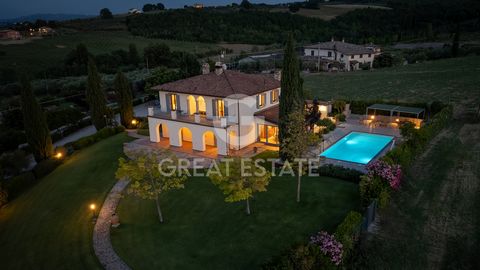 Villa in Hanglage und Panoramalage mit Swimmingpool, Garage und Innenhof mit einer Fläche von 8.000 Quadratmetern. Die Villa erstreckt sich über drei Ebenen: Der Portikus im Erdgeschoss führt in das große, helle Wohnzimmer. Angrenzend befindet sich d...