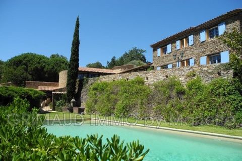 Affascinante casa provenzale con una splendida vista sulle colline, a venti minuti da Saint-Tropez. Ampio soggiorno con camino, cucina indipendente e attrezzata in stile provenzale, tre camere da letto nella casa principale, oltre a un bagno e un bag...