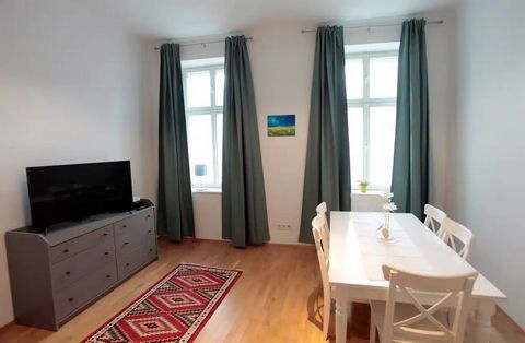 Geräumige Wohnung mit Wohnzimmer. Zwei getrennten Zimmer dienen als ruhige Rückzugsorte, die auch für Langzeitaufenthalte geeignet sind. Nutzt man aber das Wohnzimmer vollständig aus, bietet die Wohnung Patz für höchstens vier Personen. Die reiche Au...