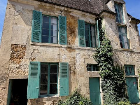 Historic abbatial lodging from the 17th century to restore. In the Pays d’Auge, within a commercial town, this former 17th-century abbatial residence has a very rich history. Partially classified as a Historic Monument, the building features sublime ...